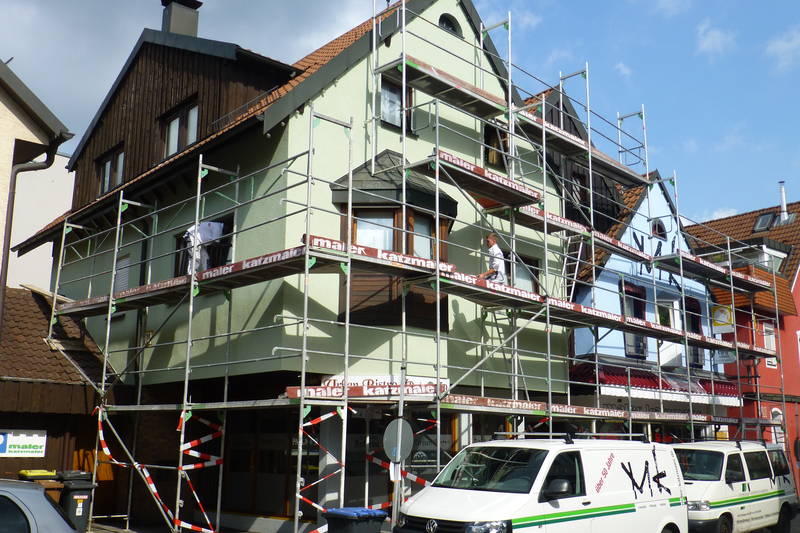Gerüstbau und Fassadengestaltung am eigenen Malerfachgeschäft August 2016