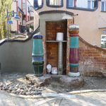 Verputzarbeiten einer Wand am Hundertwasserhaus in Plochingen